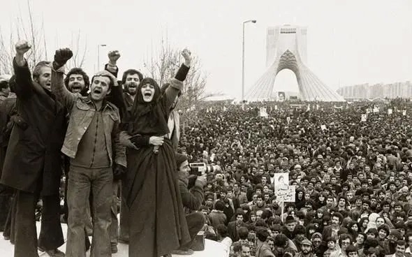 عکس‌های تماشایی از بهمن ۱۳۵۷، از کاخ نیاوران تا خیابان انقلاب