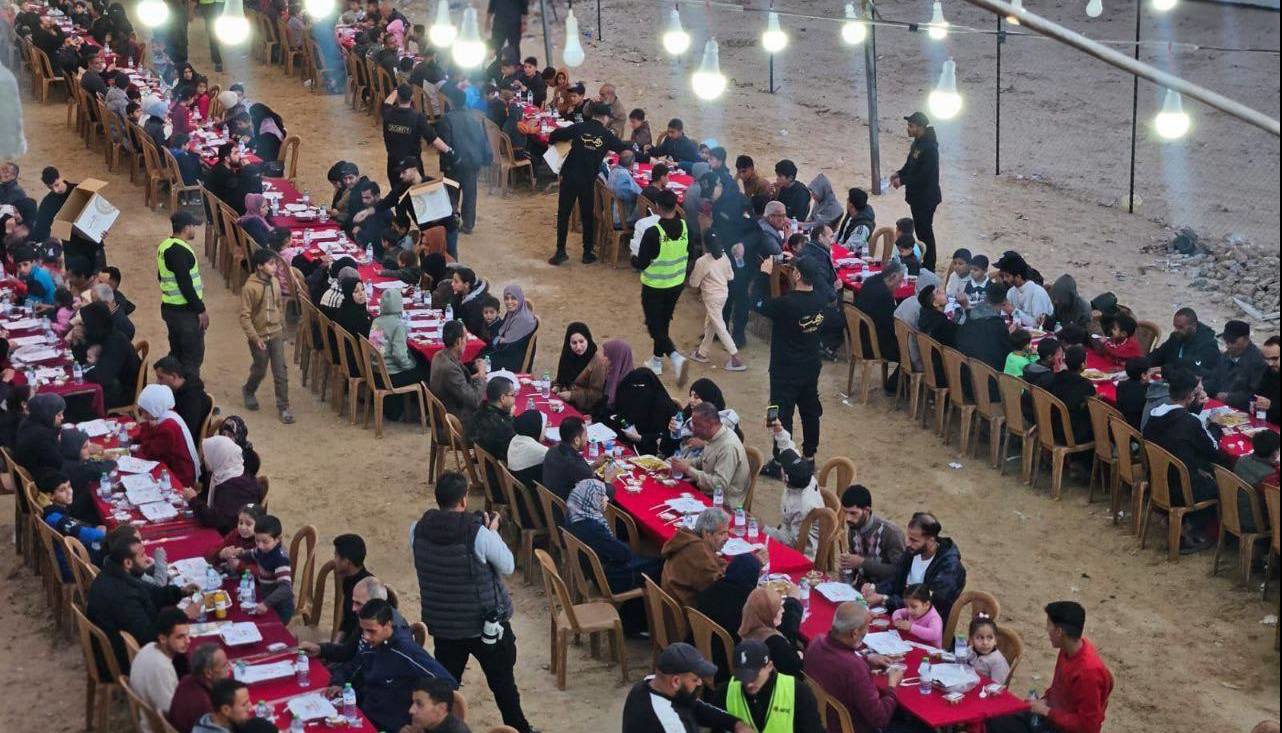مراسم افطار دسته‌جمعی در غزه در اولین روز ماه رمضان