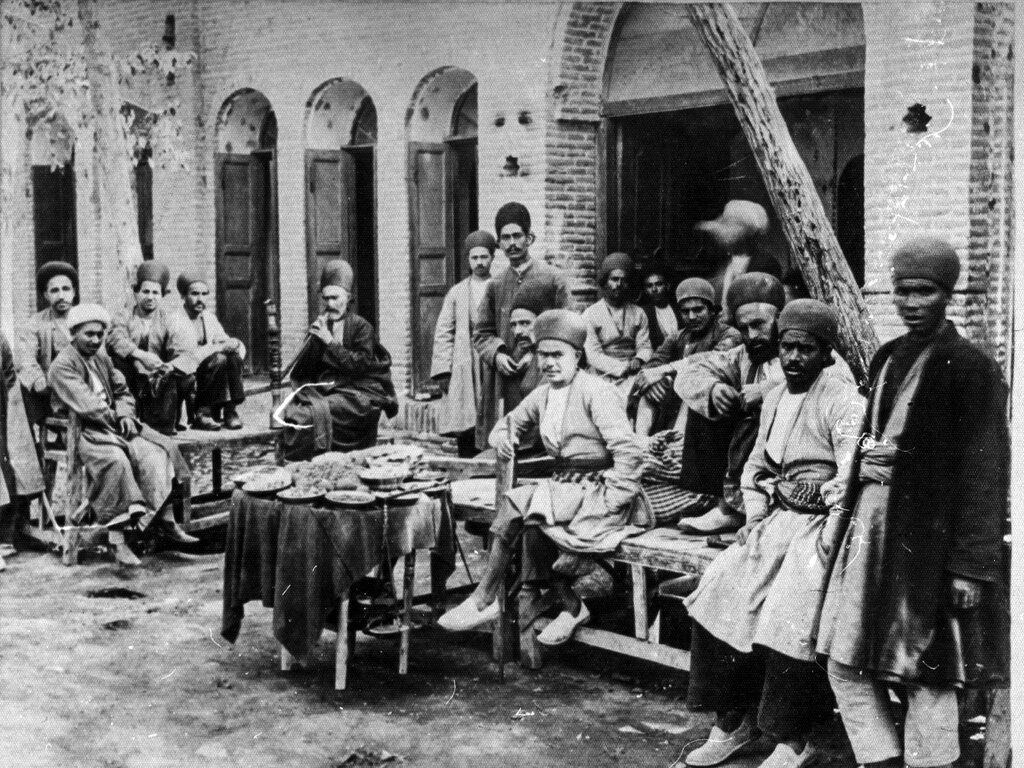 سفر در زمان؛ سبزی‌پاک‌کن ها در حال پاک کردن سبزی آش در سرخه‌حصار؛ ۱۳۲ سال قبل