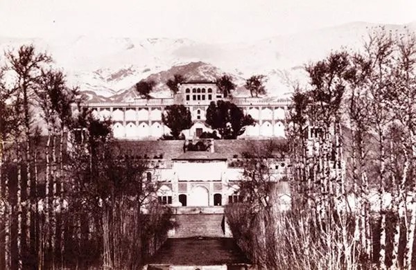 سفر در زمان؛ زندانیان زندان قصر در محوطه زندان؛ سال ۱۳۱۰