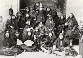 سفر در زمان؛ زنان ناصرالدین شاه در حیاط عمارت اندرونی کنار حوض