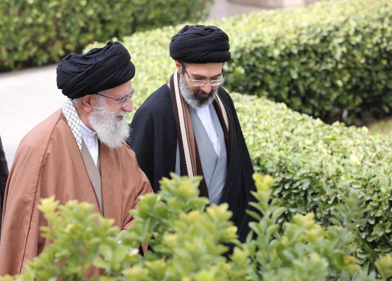 لحظاتی از حضور رهبر شهید انقلاب در منطقه زلزله‌زدهٔ سرپل‌ذهاب با همراهی آیت‌الله سیدمجتبی خامنه‌ای