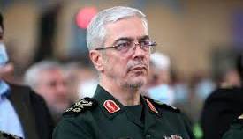 قابی از شهید سردار محمد باقری به همراه خانواده شهیدش