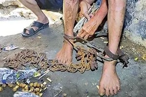 سفر در زمان؛ زندانی‌های دوران قاجار با پاهای زنجیرشده در حیاط زندان