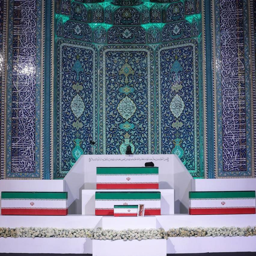 ورود خودروی حامل پیکر رهبر شهید به مصلی