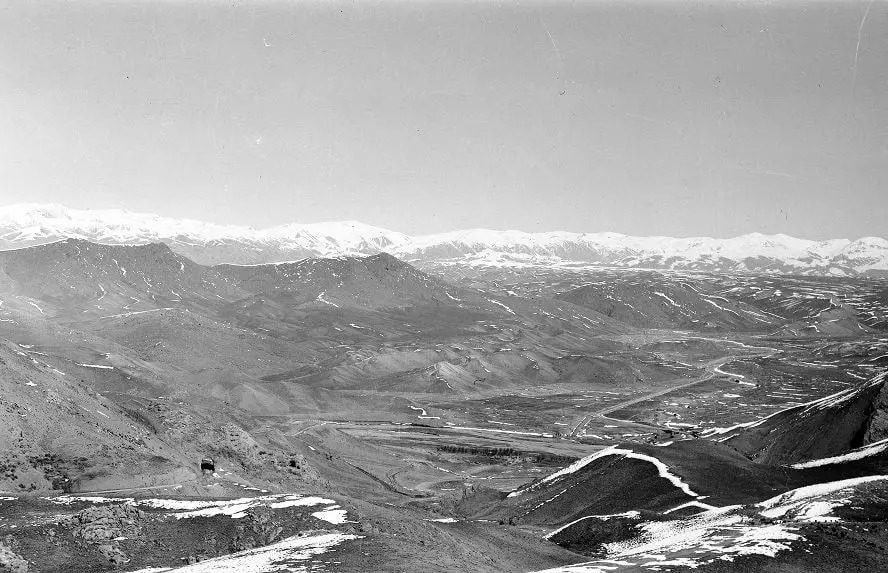 سفر در زمان؛ اتومبیل قدیمی در حال عبور از جادۀ فیروزکوه؛ ۹۲ سال قبل