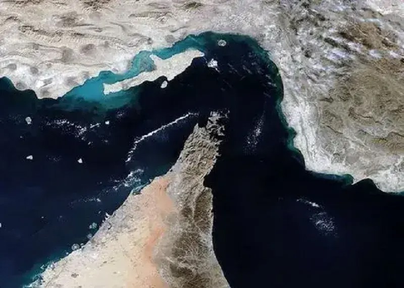 نهاد مدیریت آبراه خلیج فارس: تردد از تنگه هرمز درحال‌حاضر امکان‌پذیر نیست