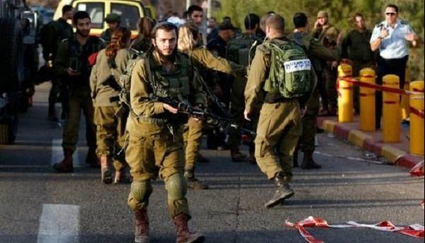 خلع سلاح شهرک‌نشین صهیونیست توسط جوان فلسطینی در الخلیل