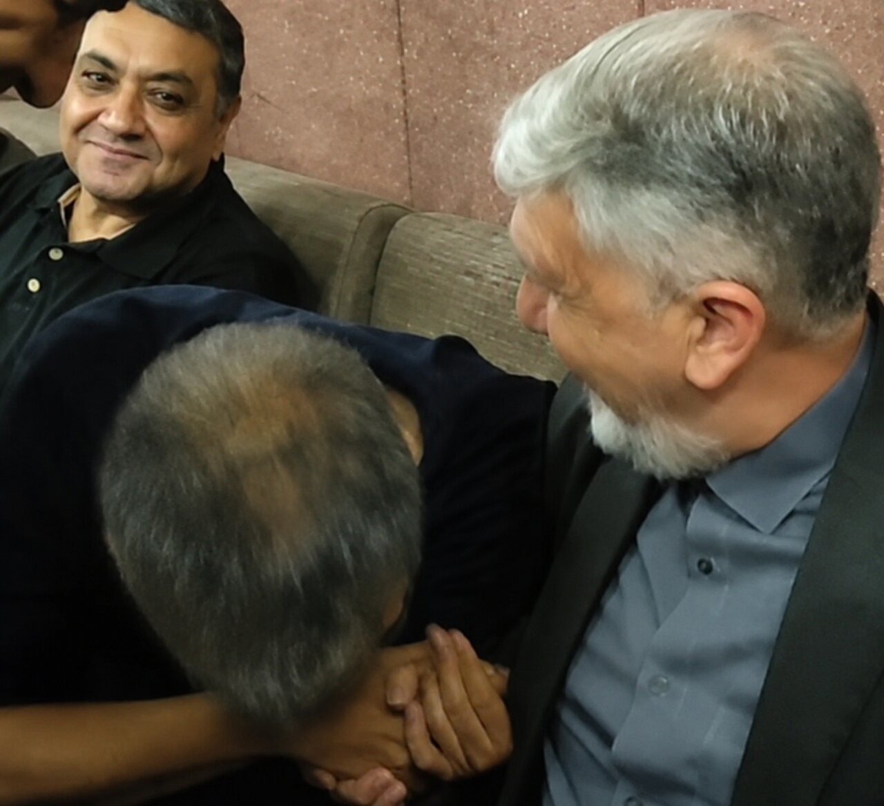 ویدئوی پربازدید از عادل فردوسی پور و وزیر ارشاد در حاشیه مراسم یادبود اکبر عبدی
