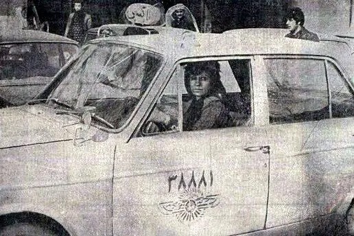 نخستین زن راننده تاکسی ایران | زنی که پشت‌میز نشینی را نمی‌پسندید