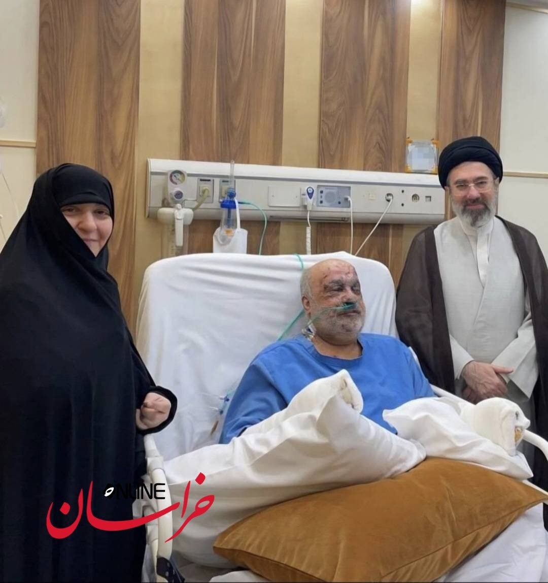 انتشار تصویری از آیت‌الله سیدمجتبی خامنه‌ای  در عیادت از سفیر سابق ایران در لبنان