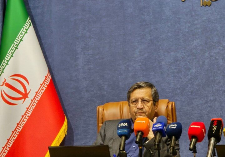 همتی: دشمن قیمت ارز را هدف قرار داده؛ برای مدیریت بازار هر آنچه ضروری بدانیم انجام می‌دهیم