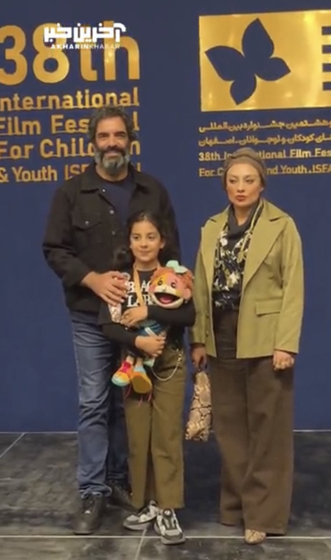 حضور یکتا ناصر و منوچهر هادی در کنار هم  در فتوکال فیلم «من جاسوزنی نیستم» به بهانه بازی فرزندشان