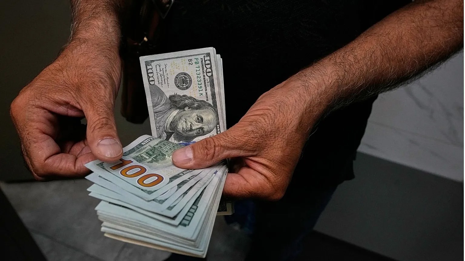تحلیلگر اقتصادی: در صورت اجازه بازگشت ارز و تثبیت قیمت‌ها؛ قیمت ارز کاهش جدی پیدا خواهد کرد