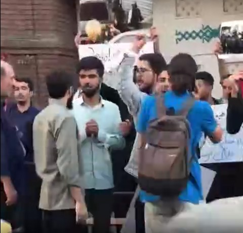 شعار عجیب «مکرون حیا کن دانش‌آموز رو رها کن» روبرروی سفارت فرانسه در تهران