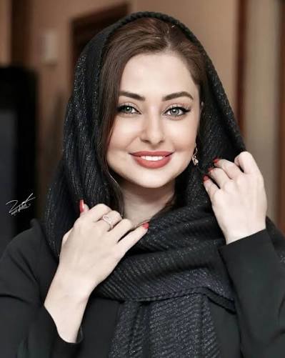 تماس فوتبالیست معروف، بین دو نیمه با نفیسه روشن بازیگر!