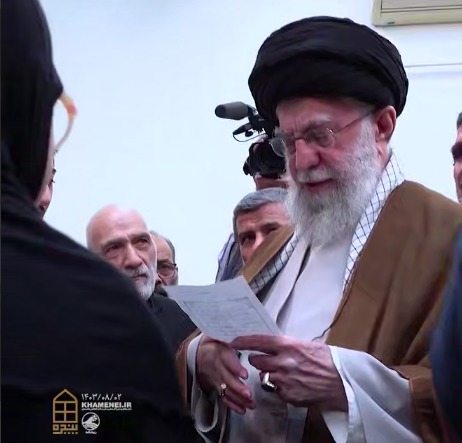 دیدار خانواده شهید کرباسی و عواضه با رهبر شهید انقلاب و ماجرای نامه‌ای که دختر خردسال شهید نوشت